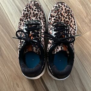 Brooks Womens Adrenaline GTS 20 run wild leopard print edition size 8.5